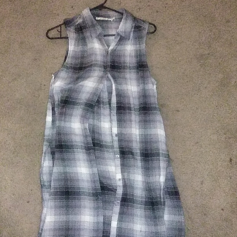 Sleeveless Button-up. High-lowTunic